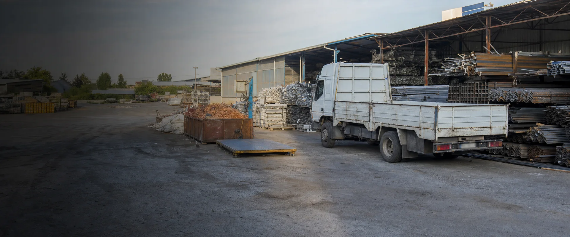 Ankara sanayi bölgesinde düzenli metal hurdaları, tartım alanı ve hurda nakliye aracı