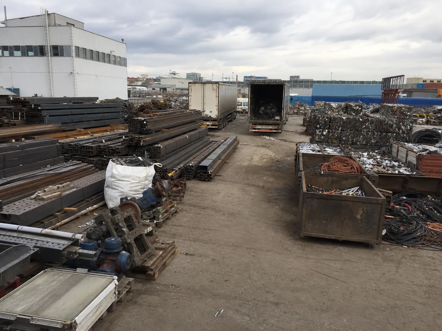Toplu hurda alımı için ayrılmış büyük metal partileri